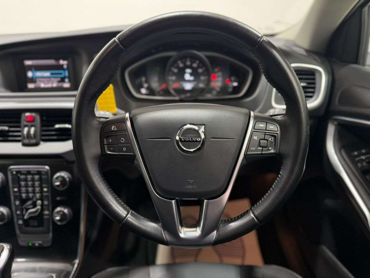 2017 VOLVO V40 2017 VOLVO V40