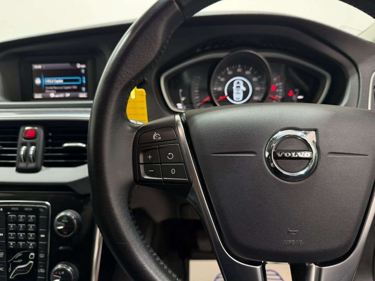 2017 VOLVO V40 2017 VOLVO V40