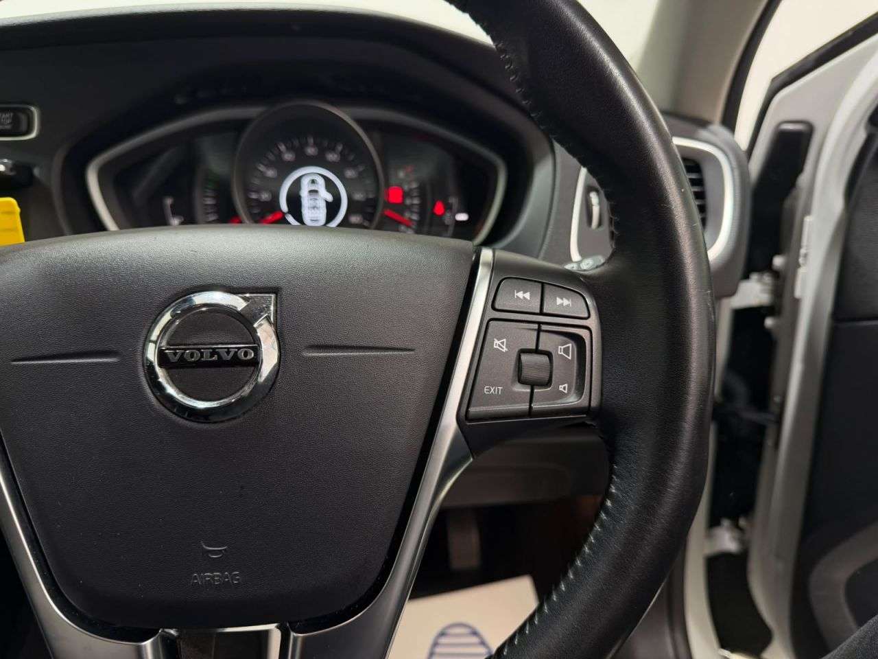 2017 VOLVO V40 2017 VOLVO V40