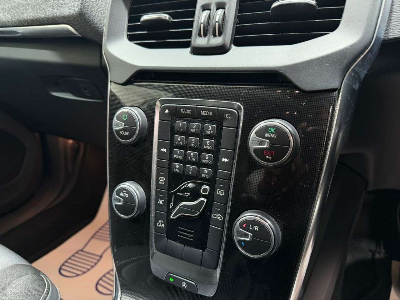 2017 VOLVO V40 2017 VOLVO V40