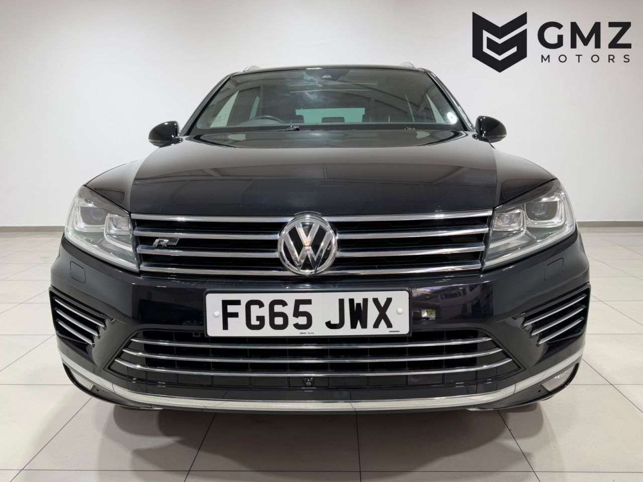 A 2015 VOLKSWAGEN TOUAREG 3.0 TDI V6 BlueMotion Tech R-Line SUV 5dr Diesel Tiptronic 4WD Euro 6 (s/s) A 2015 VOLKSWAGEN TOUAREG 3.0 TDI V6 BlueMotion Tech R-Line SUV 5dr Diesel Tiptronic 4WD Euro 6 (s/s)