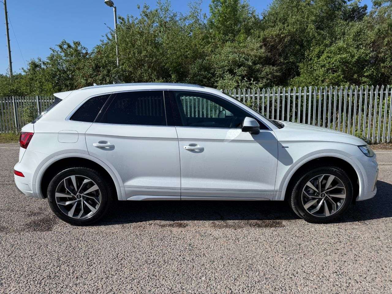 A 2021 AUDI Q5 2.0 TDI 40 S line SUV 5dr Diesel S Tronic quattro Euro 6 (s/s) (204 ps) A 2021 AUDI Q5 2.0 TDI 40 S line SUV 5dr Diesel S Tronic quattro Euro 6 (s/s) (204 ps)