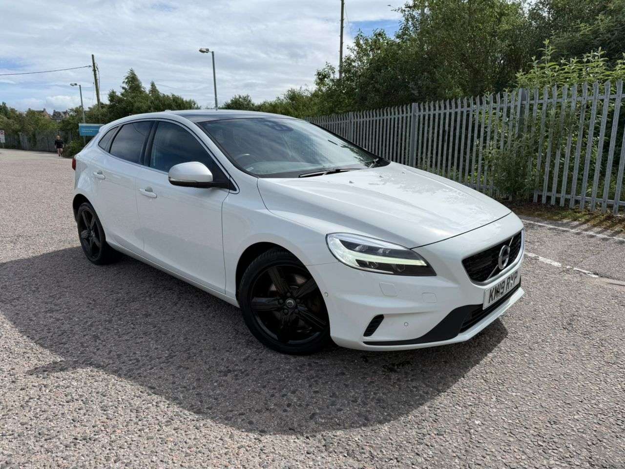 A 2019 VOLVO V40 2.0 D2 R-Design Edition Hatchback 5dr Diesel Auto Euro 6 (s/s) (120 ps) A 2019 VOLVO V40 2.0 D2 R-Design Edition Hatchback 5dr Diesel Auto Euro 6 (s/s) (120 ps)