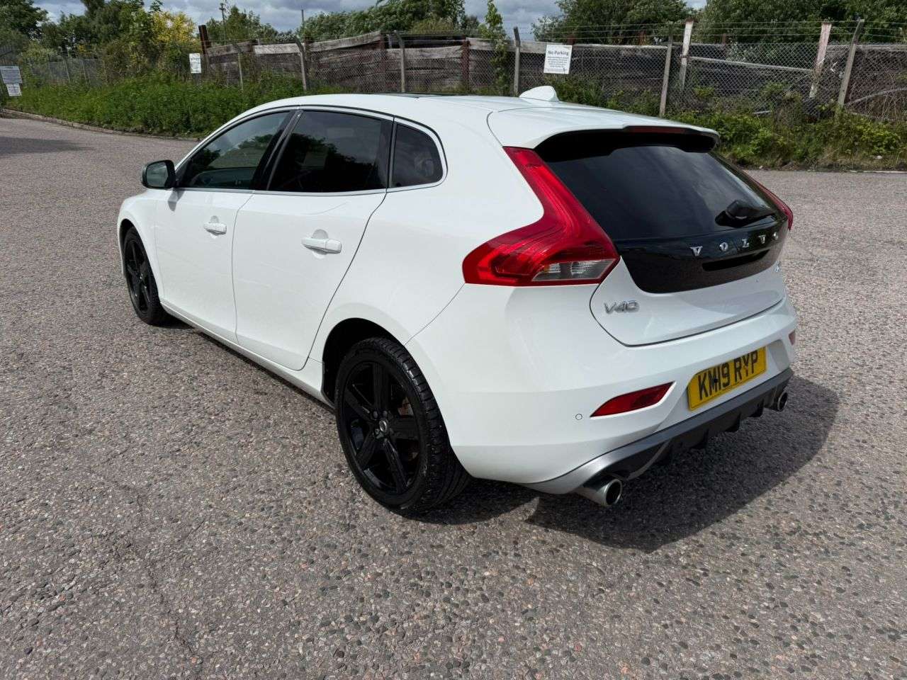 2019 VOLVO V40 2019 VOLVO V40