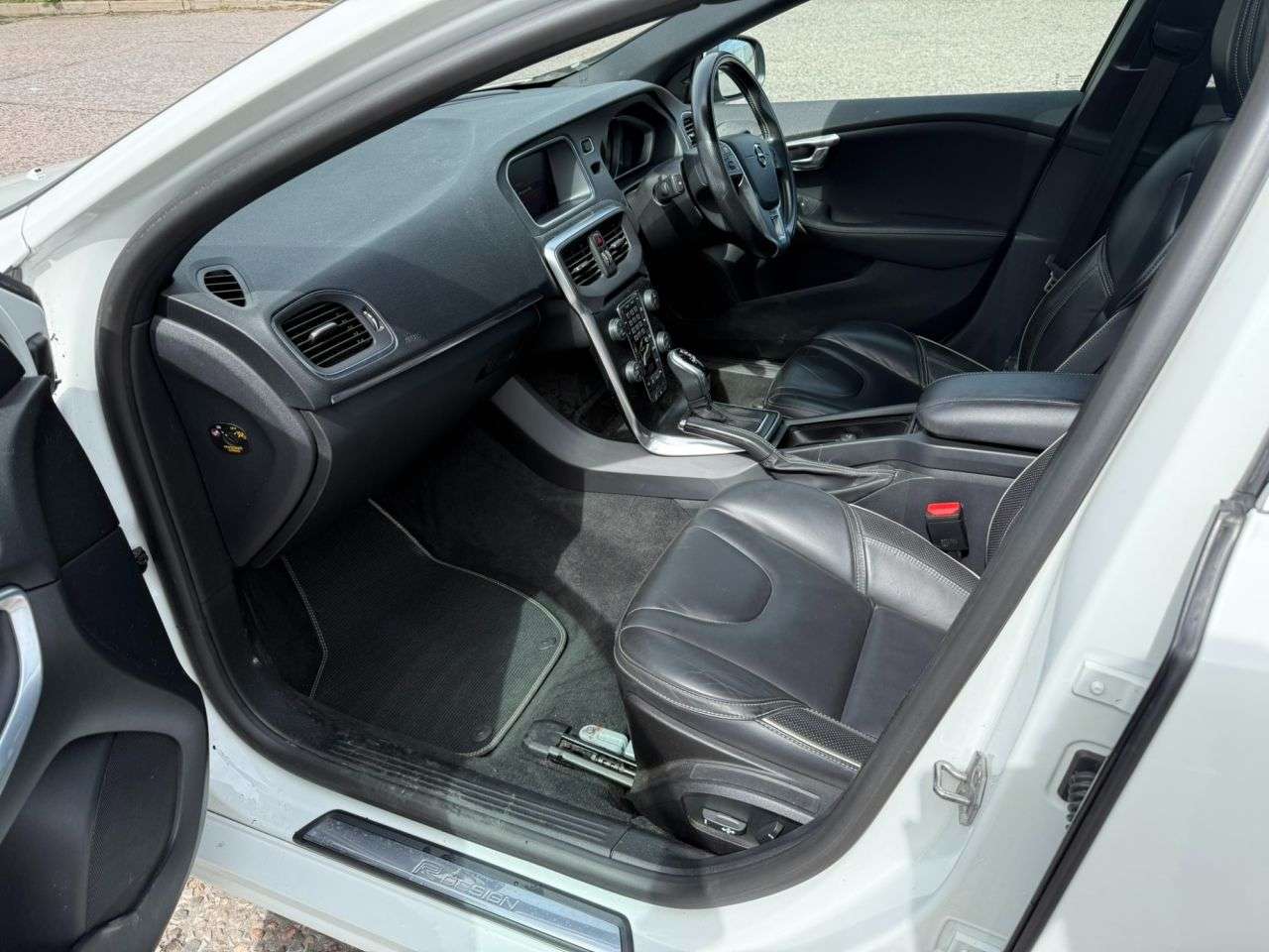 2019 VOLVO V40 2019 VOLVO V40