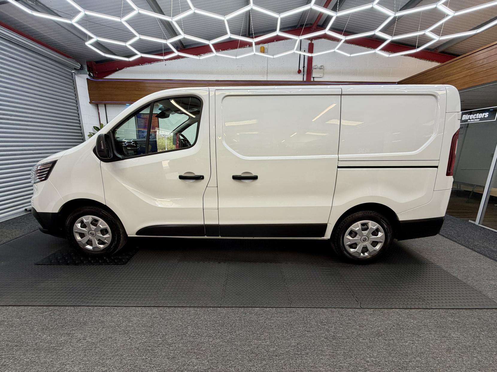 A 2022 RENAULT TRAFIC 2.0 dCi Blue SL28 Business+ L1 H1* AIR CON 19,962 * A 2022 RENAULT TRAFIC 2.0 dCi Blue SL28 Business+ L1 H1* AIR CON 19,962 *