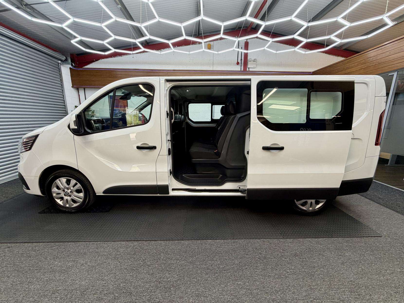 A 2024 RENAULT TRAFIC 2.0 dCi Blue LL30 Extra Crew Van Double Cab 6dr Diesel Manual L2 H1 Euro 6 (s/s) (150 ps) A 2024 RENAULT TRAFIC 2.0 dCi Blue LL30 Extra Crew Van Double Cab 6dr Diesel Manual L2 H1 Euro 6 (s/s) (150 ps)