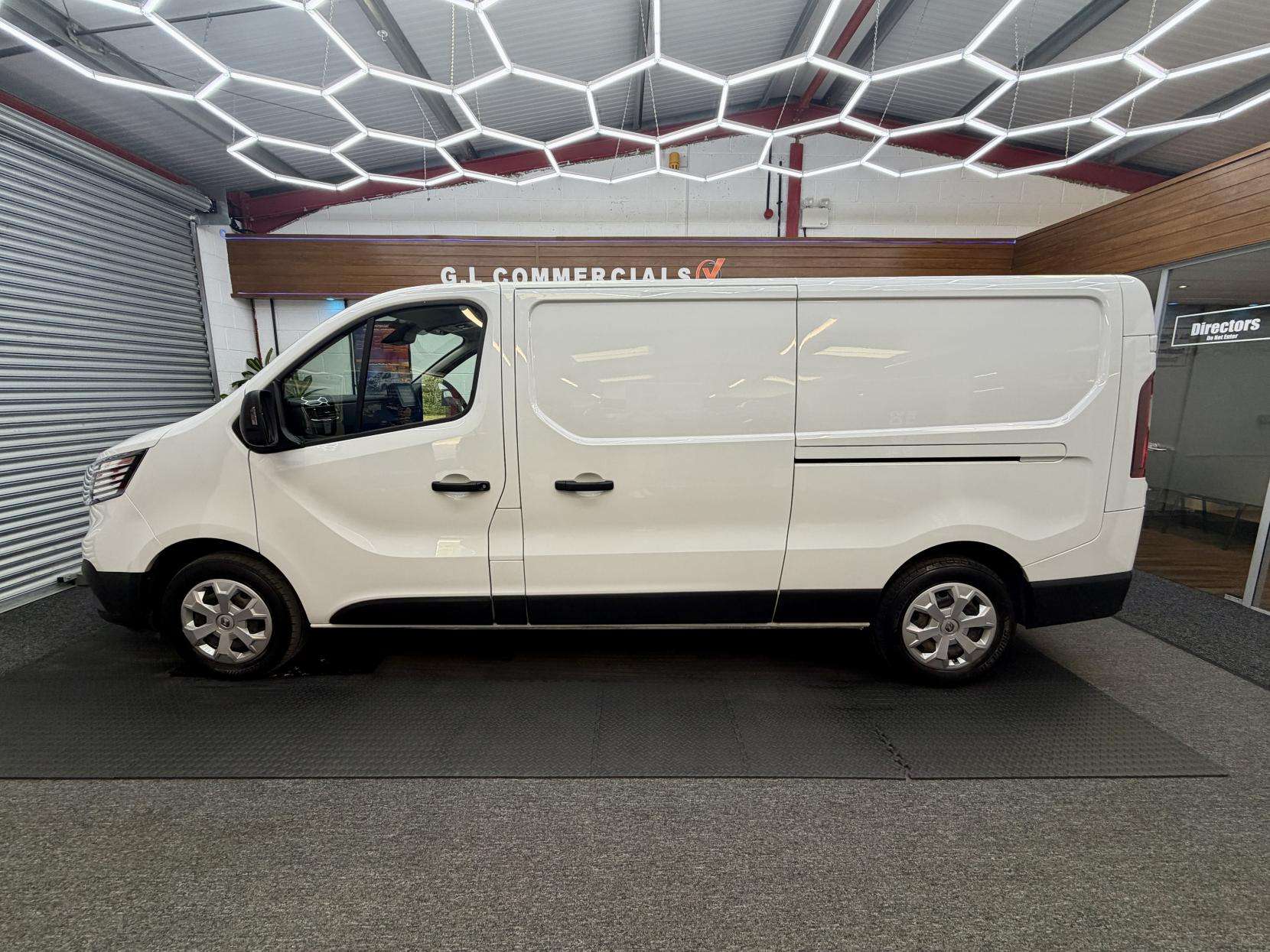 A 2023 RENAULT TRAFIC 2.0 dCi Blue LL30 Advance Panel Van 5dr Diesel Manual L2 H1 Euro 6 (s/s) (130 ps) A 2023 RENAULT TRAFIC 2.0 dCi Blue LL30 Advance Panel Van 5dr Diesel Manual L2 H1 Euro 6 (s/s) (130 ps)