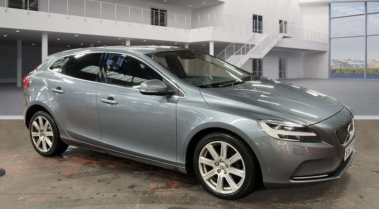 2017 VOLVO V40 2017 VOLVO V40