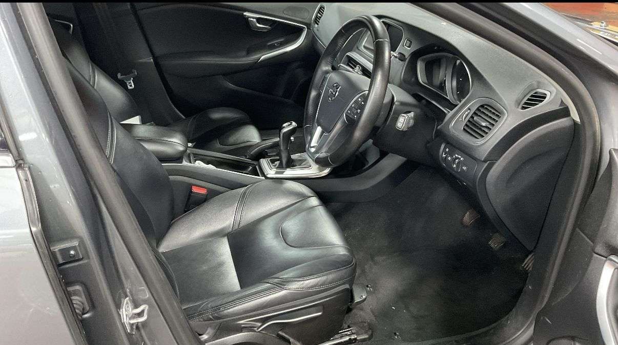 2017 VOLVO V40 2017 VOLVO V40