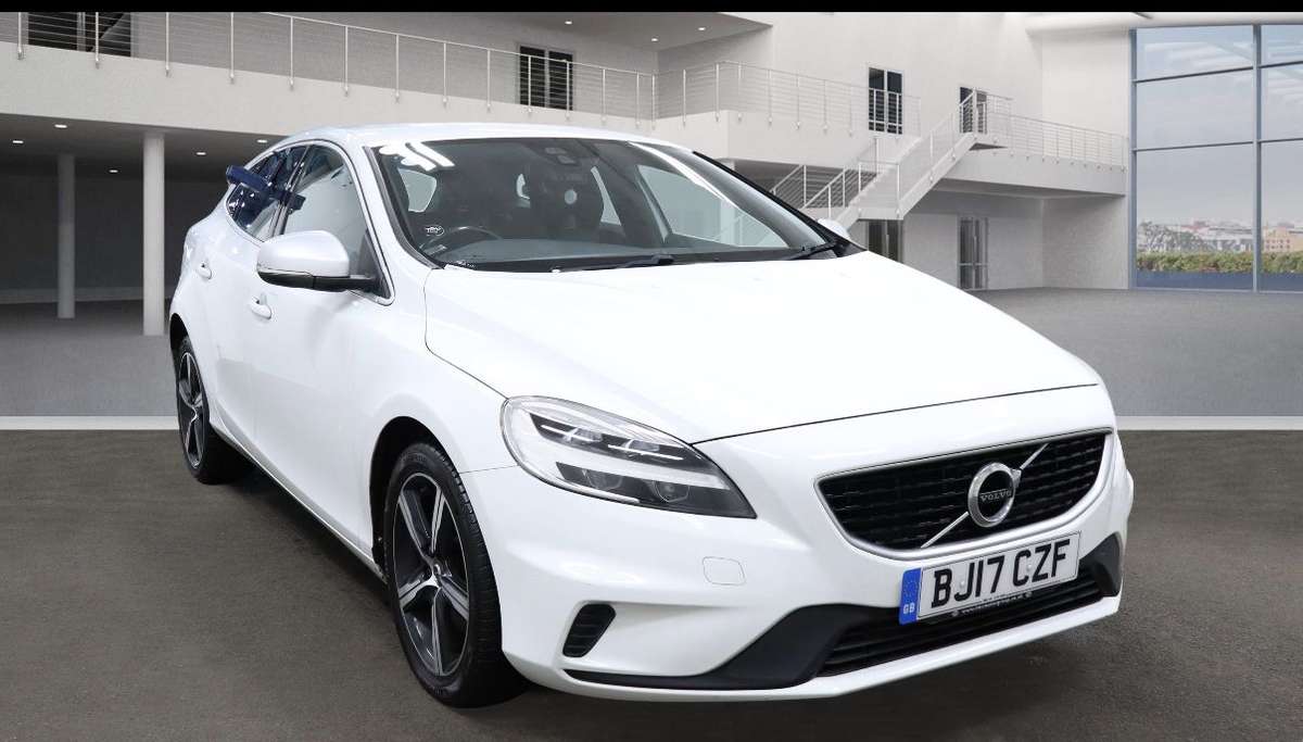 Check out this Volvo V40 2017 Petrol Manual