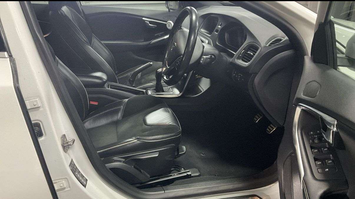 2017 VOLVO V40 2017 VOLVO V40