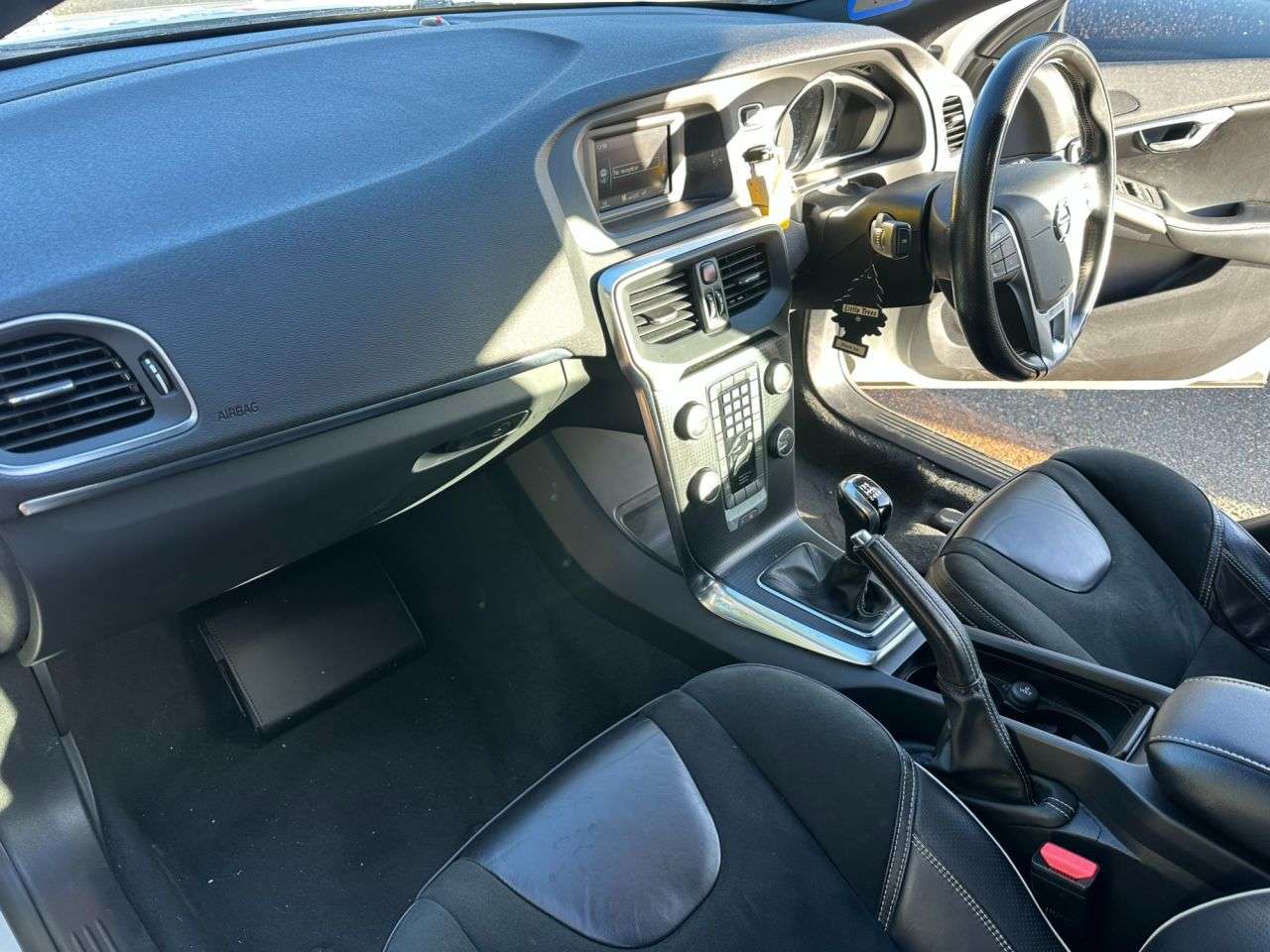 2017 VOLVO V40 2017 VOLVO V40