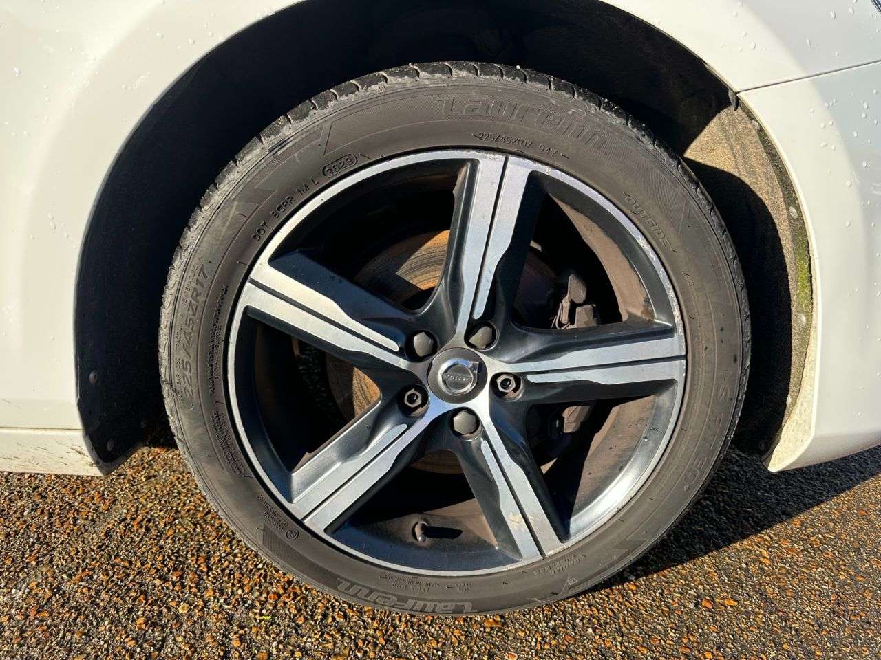 2017 VOLVO V40 2017 VOLVO V40