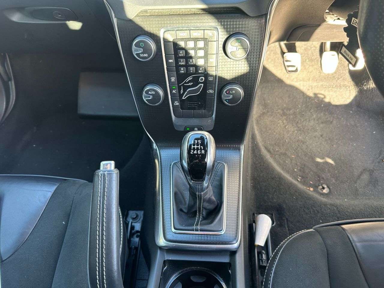 2017 VOLVO V40 2017 VOLVO V40