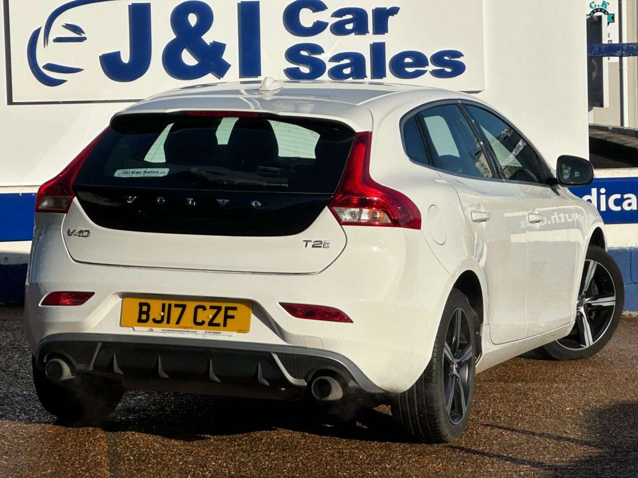 2017 VOLVO V40 2017 VOLVO V40