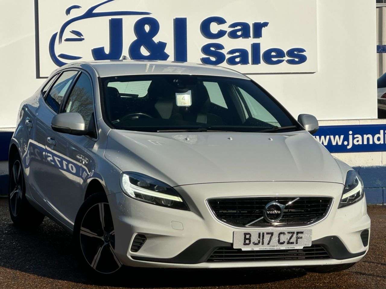 A 2017 VOLVO V40 2.0 T2 R-Design Hatchback 5dr Petrol Manual Euro 6 (s/s) (122 ps) GREAT SER A 2017 VOLVO V40 2.0 T2 R-Design Hatchback 5dr Petrol Manual Euro 6 (s/s) (122 ps) GREAT SER