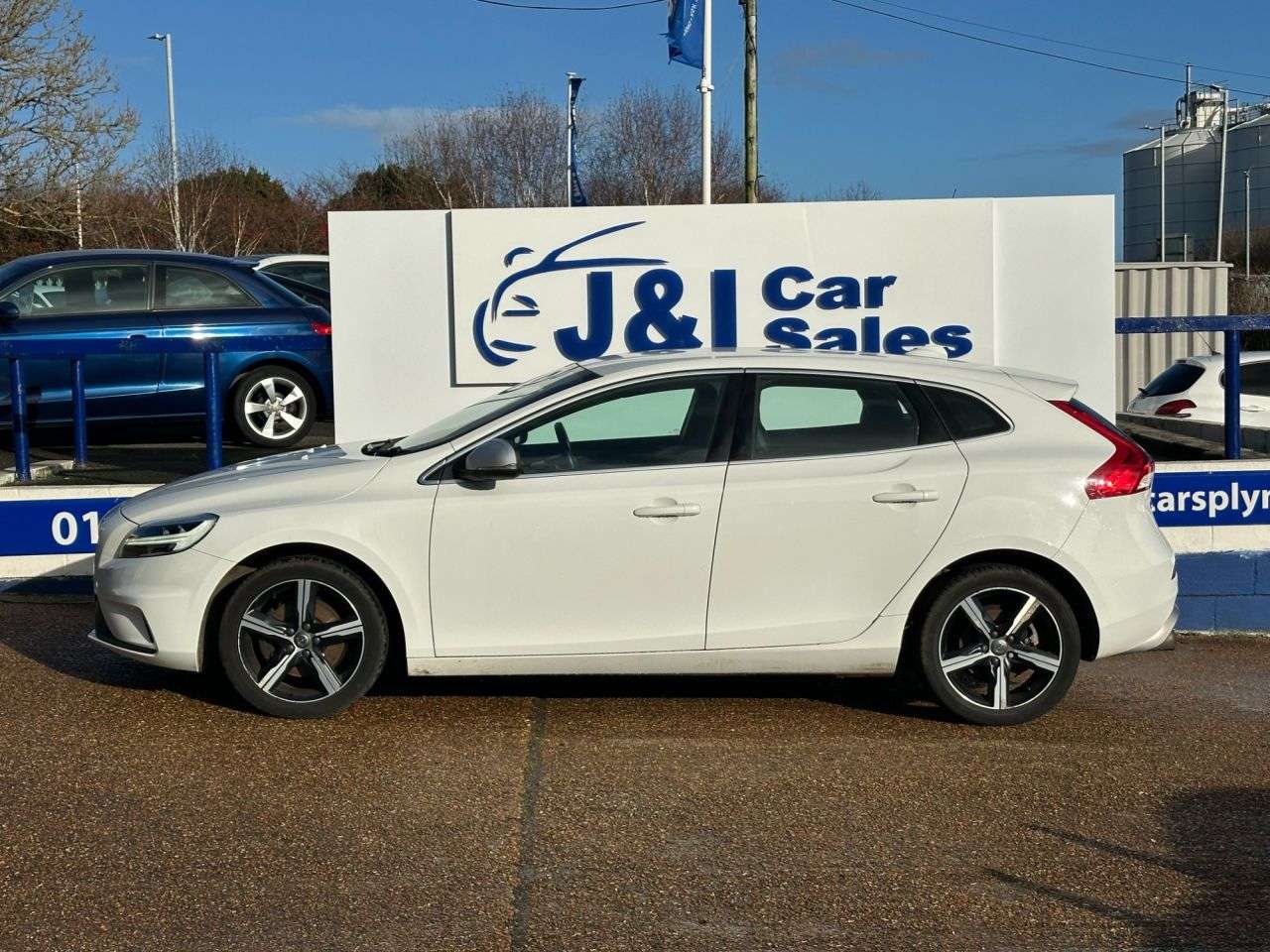 A 2017 VOLVO V40 2.0 T2 R-Design Hatchback 5dr Petrol Manual Euro 6 (s/s) (122 ps) GREAT SER A 2017 VOLVO V40 2.0 T2 R-Design Hatchback 5dr Petrol Manual Euro 6 (s/s) (122 ps) GREAT SER