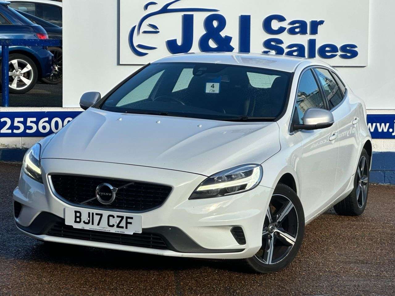 A 2017 VOLVO V40 2.0 T2 R-Design Hatchback 5dr Petrol Manual Euro 6 (s/s) (122 ps) GREAT SER A 2017 VOLVO V40 2.0 T2 R-Design Hatchback 5dr Petrol Manual Euro 6 (s/s) (122 ps) GREAT SER