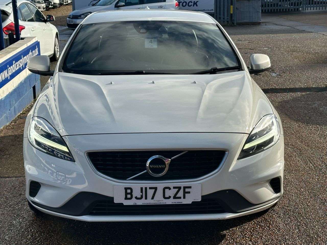 2017 VOLVO V40 2017 VOLVO V40