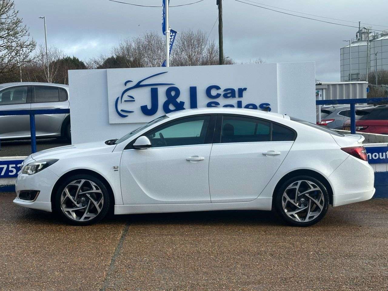 A 2015 VAUXHALL INSIGNIA 2.0 CDTi SRi VX Line Nav Hatchback 5dr Diesel Auto Euro 6 (170 ps) GREAT SE A 2015 VAUXHALL INSIGNIA 2.0 CDTi SRi VX Line Nav Hatchback 5dr Diesel Auto Euro 6 (170 ps) GREAT SE