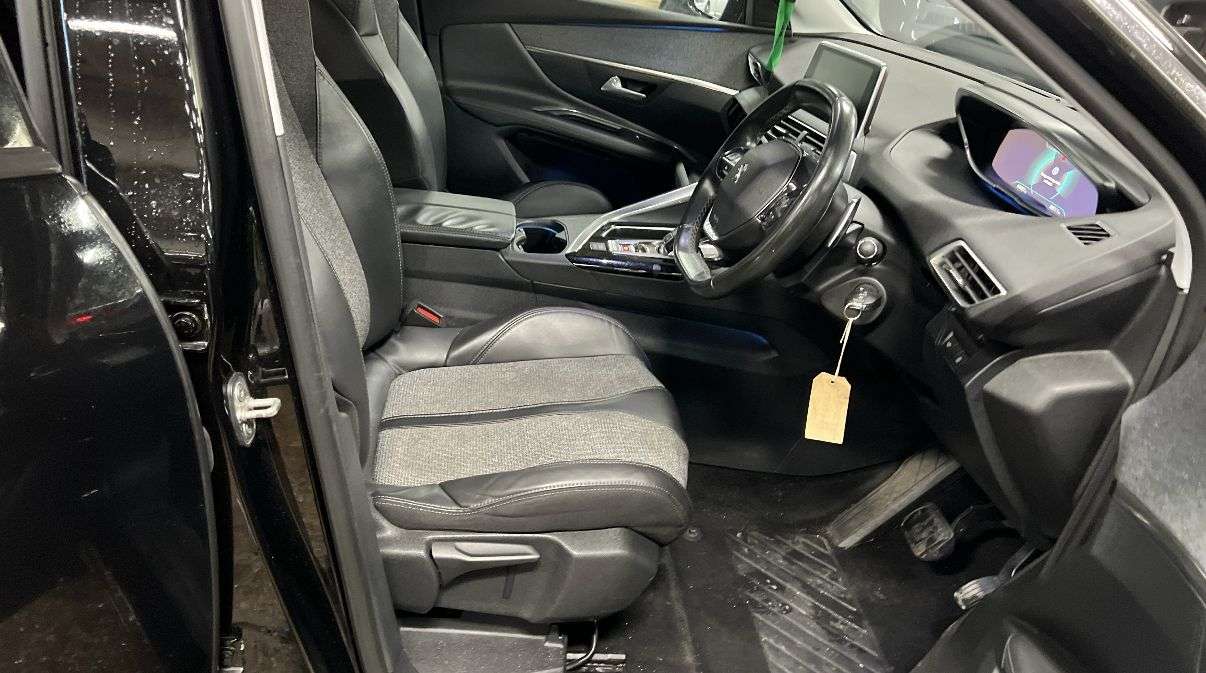 A 2017 PEUGEOT 3008 1.6 BlueHDi Allure SUV 5dr Diesel EAT Euro 6 (s/s) (120 ps) GREAT SERVICE H A 2017 PEUGEOT 3008 1.6 BlueHDi Allure SUV 5dr Diesel EAT Euro 6 (s/s) (120 ps) GREAT SERVICE H