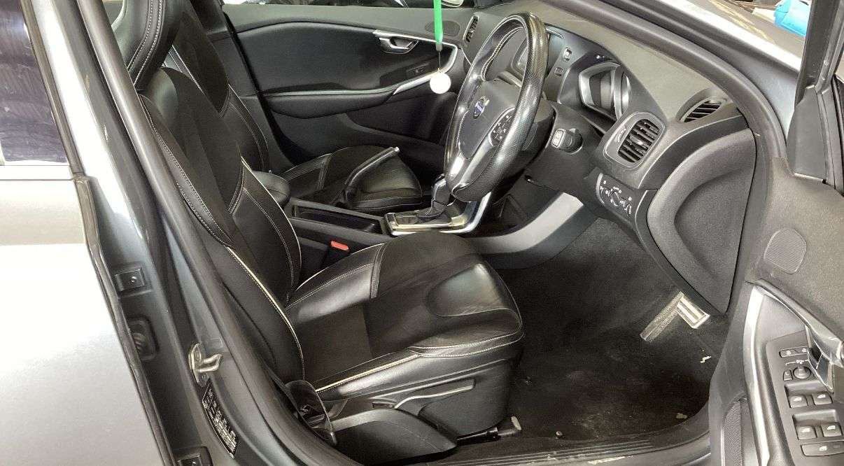 A 2015 VOLVO V40 1.6 D2 R-Design Nav Hatchback 5dr Diesel Powershift Euro 5 (s/s) (115 ps) G A 2015 VOLVO V40 1.6 D2 R-Design Nav Hatchback 5dr Diesel Powershift Euro 5 (s/s) (115 ps) G