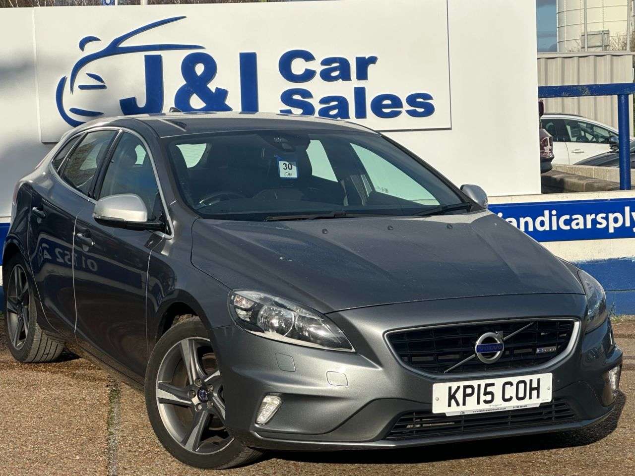 A 2015 VOLVO V40 1.6 D2 R-Design Nav Hatchback 5dr Diesel Powershift Euro 5 (s/s) (115 ps) G A 2015 VOLVO V40 1.6 D2 R-Design Nav Hatchback 5dr Diesel Powershift Euro 5 (s/s) (115 ps) G
