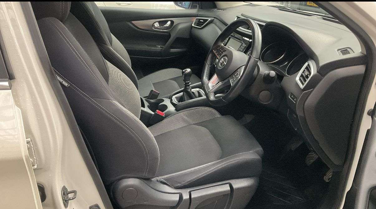 A 2017 NISSAN QASHQAI 1.2 DIG-T N-Connecta SUV 5dr Petrol Manual Euro 6 (s/s) (115 ps) GREAT SERV A 2017 NISSAN QASHQAI 1.2 DIG-T N-Connecta SUV 5dr Petrol Manual Euro 6 (s/s) (115 ps) GREAT SERV