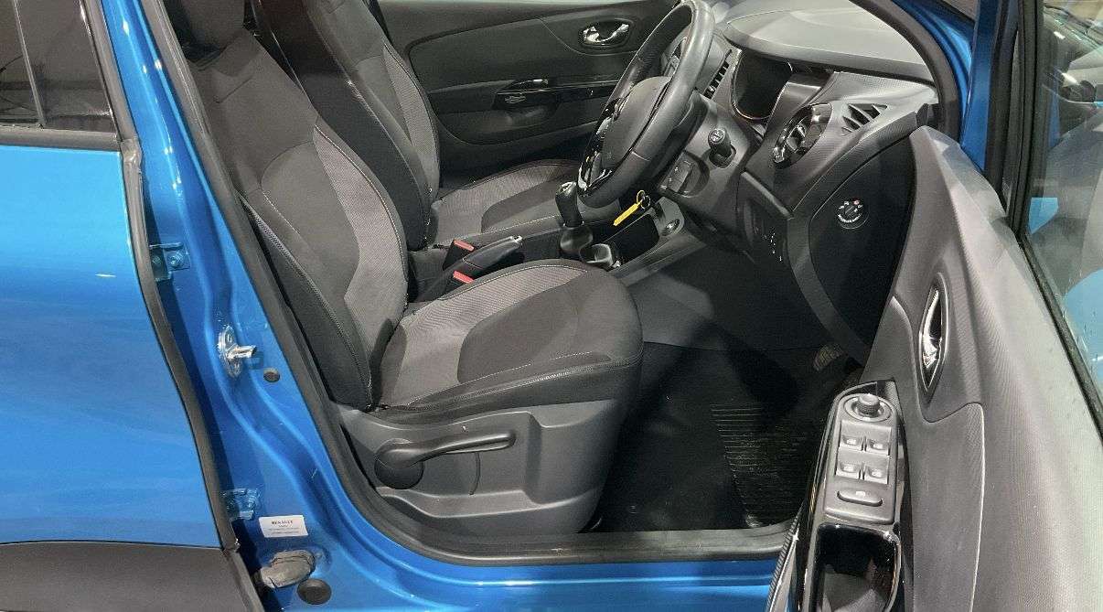A 2015 RENAULT CAPTUR 1.5 dCi ENERGY Dynamique S MediaNav SUV 5dr Diesel Manual Euro 5 (s/s) (90 A 2015 RENAULT CAPTUR 1.5 dCi ENERGY Dynamique S MediaNav SUV 5dr Diesel Manual Euro 5 (s/s) (90