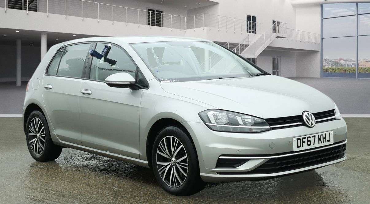 A 2017 VOLKSWAGEN GOLF 1.6 TDI SE Nav Hatchback 5dr Diesel Manual Euro 6 (s/s) (115 ps) GREAT SERV A 2017 VOLKSWAGEN GOLF 1.6 TDI SE Nav Hatchback 5dr Diesel Manual Euro 6 (s/s) (115 ps) GREAT SERV