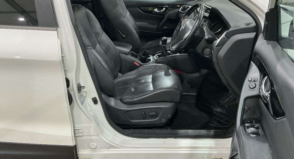 A 2016 NISSAN QASHQAI 1.5 dCi Tekna SUV 5dr Diesel Manual 2WD Euro 6 (s/s) (110 ps) GREAT SERVICE A 2016 NISSAN QASHQAI 1.5 dCi Tekna SUV 5dr Diesel Manual 2WD Euro 6 (s/s) (110 ps) GREAT SERVICE