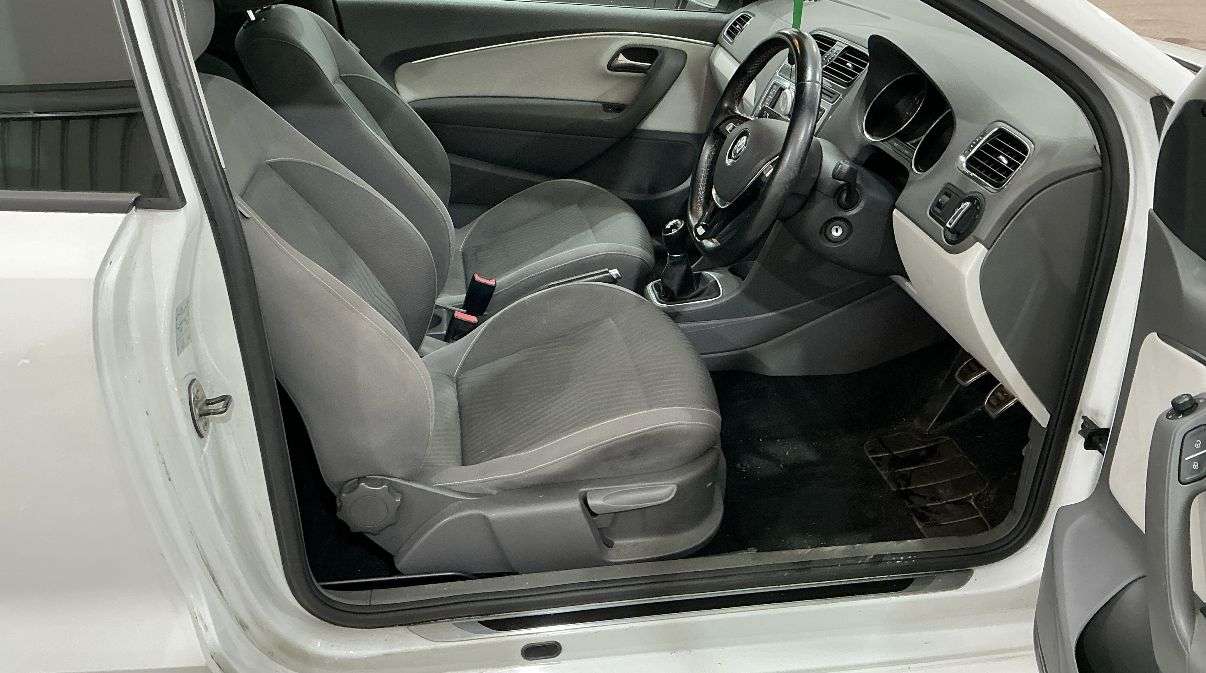 A 2014 VOLKSWAGEN POLO 1.2 TSI BlueMotion Tech SE Design Hatchback 3dr Petrol Manual Euro 6 (s/s) A 2014 VOLKSWAGEN POLO 1.2 TSI BlueMotion Tech SE Design Hatchback 3dr Petrol Manual Euro 6 (s/s)