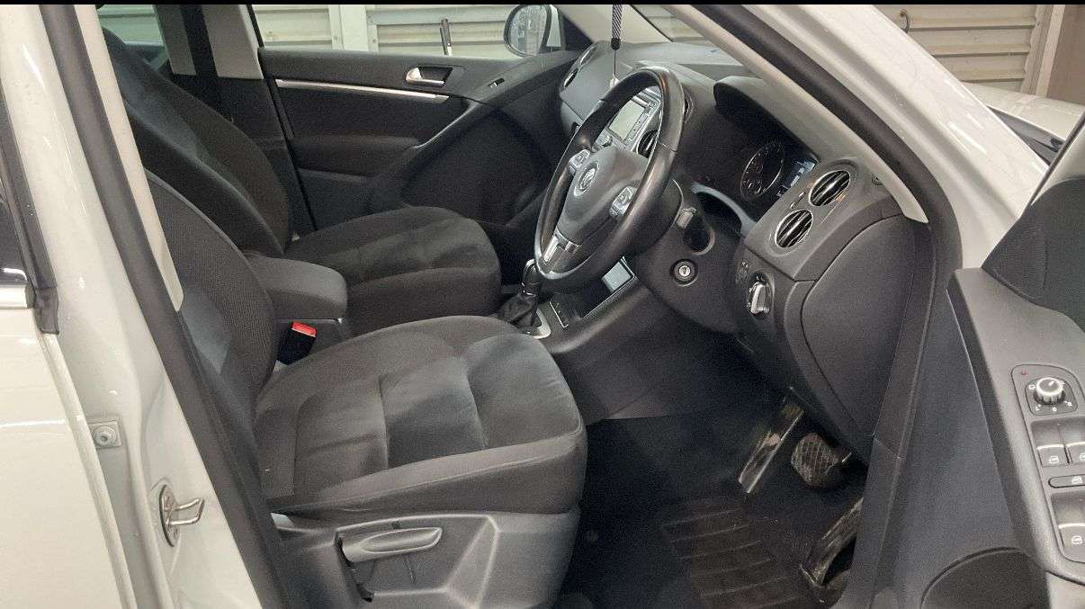 A 2014 VOLKSWAGEN TIGUAN 2.0 TDI BlueMotion Tech Match SUV 5dr Diesel DSG 4WD Euro 5 (s/s) (140 ps) A 2014 VOLKSWAGEN TIGUAN 2.0 TDI BlueMotion Tech Match SUV 5dr Diesel DSG 4WD Euro 5 (s/s) (140 ps)