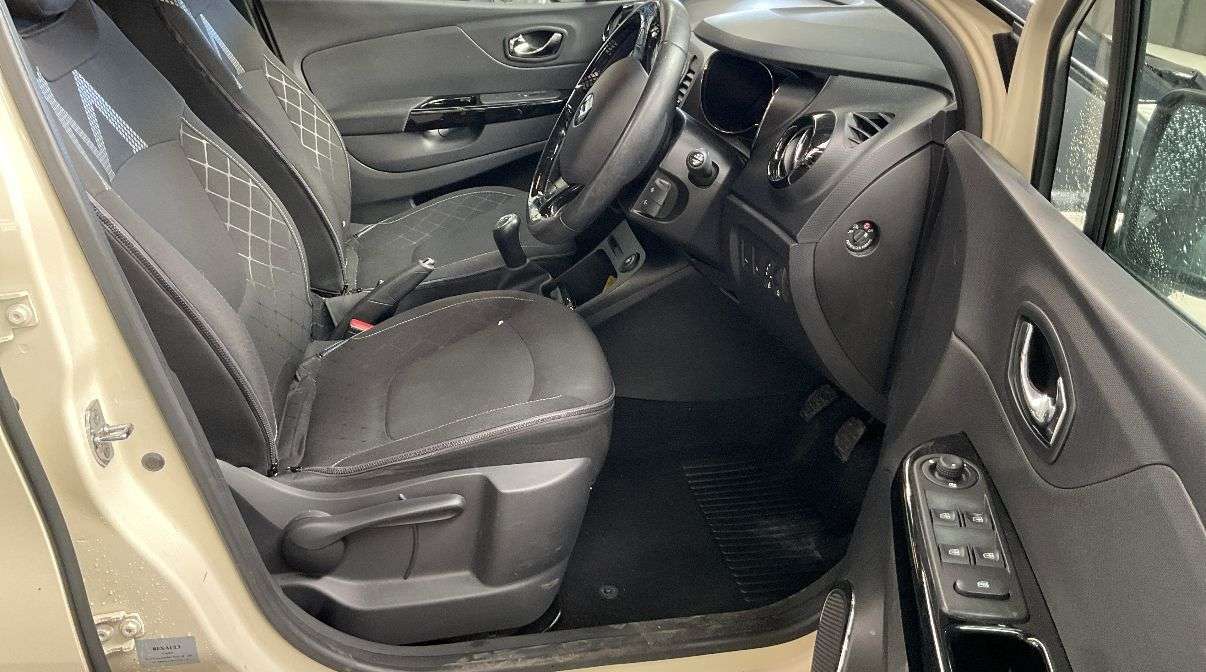 A 2014 RENAULT CAPTUR 0.9 TCe ENERGY Dynamique S MediaNav SUV 5dr Petrol Manual Euro 5 (s/s) (90 A 2014 RENAULT CAPTUR 0.9 TCe ENERGY Dynamique S MediaNav SUV 5dr Petrol Manual Euro 5 (s/s) (90