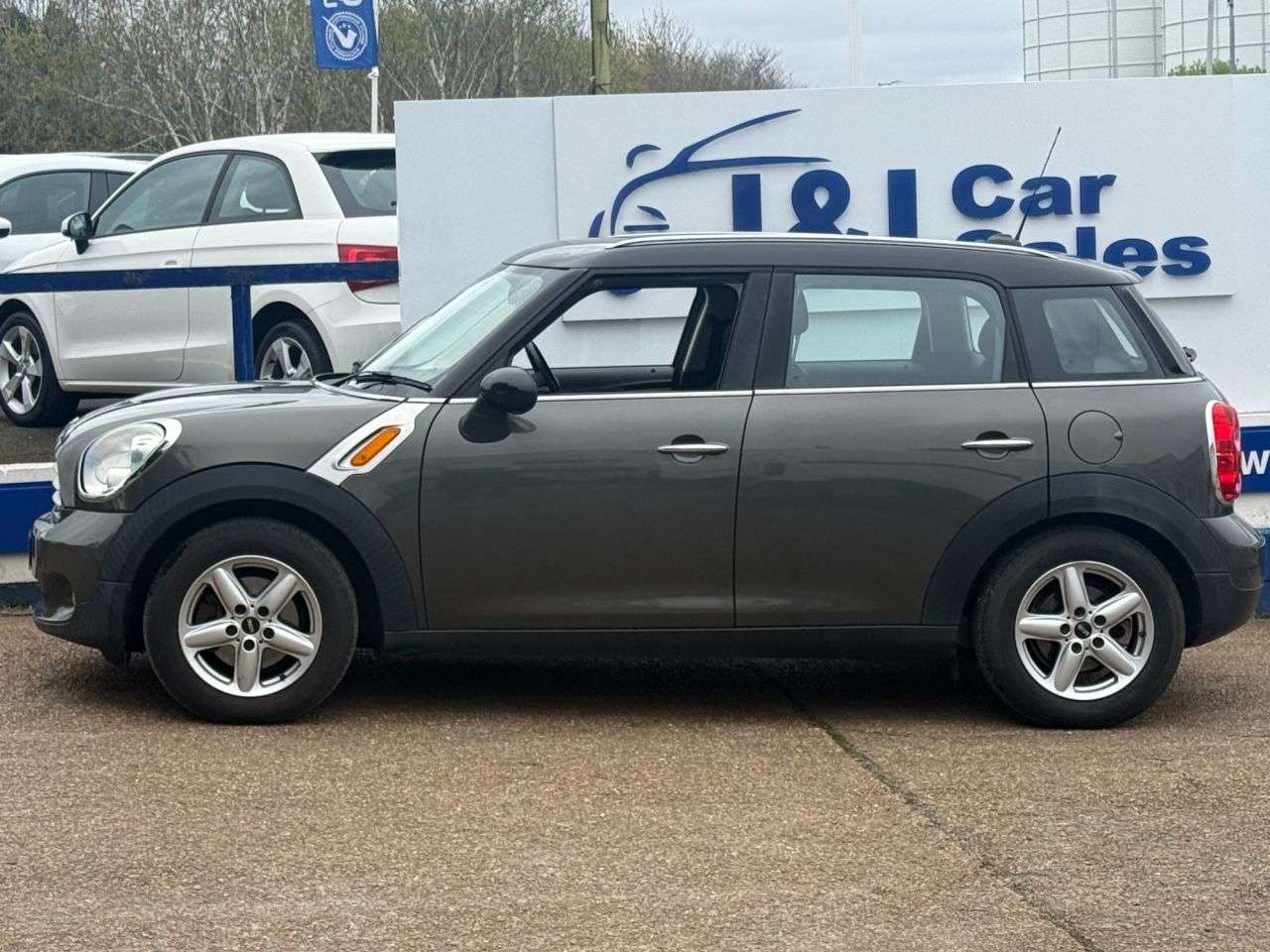 A 2010 MINI COUNTRYMAN 1.6 Cooper D SUV 5dr Diesel Manual Euro 5 (s/s) (112 ps) GREAT SERVICE HIST A 2010 MINI COUNTRYMAN 1.6 Cooper D SUV 5dr Diesel Manual Euro 5 (s/s) (112 ps) GREAT SERVICE HIST