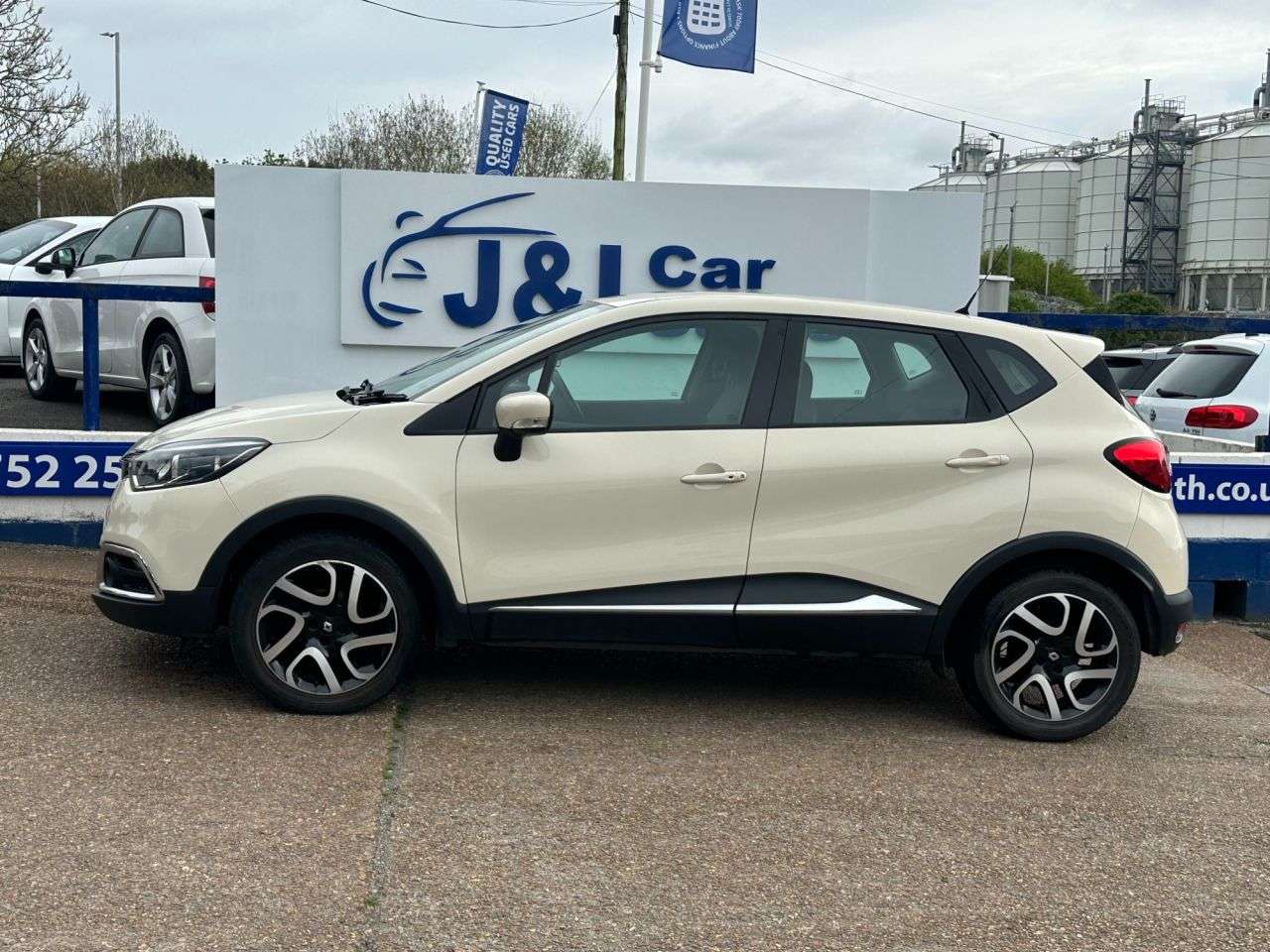 A 2014 RENAULT CAPTUR 0.9 TCe ENERGY Dynamique MediaNav SUV 5dr Petrol Manual Euro 5 (s/s) (90 ps A 2014 RENAULT CAPTUR 0.9 TCe ENERGY Dynamique MediaNav SUV 5dr Petrol Manual Euro 5 (s/s) (90 ps