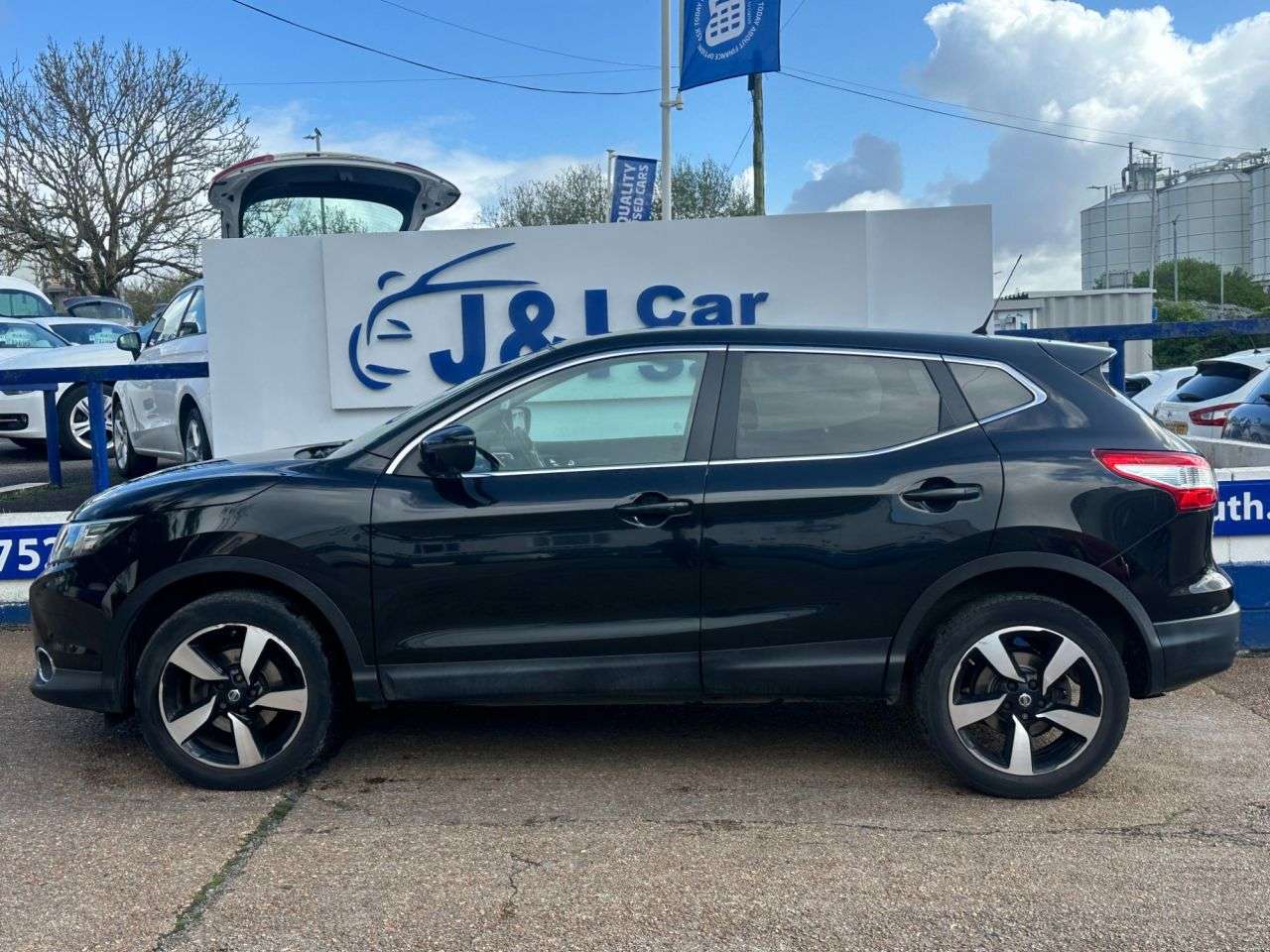 A 2015 NISSAN QASHQAI 1.2 DIG-T n-tec SUV 5dr Petrol Manual 2WD Euro 5 (s/s) (115 ps) GREAT SERVI A 2015 NISSAN QASHQAI 1.2 DIG-T n-tec SUV 5dr Petrol Manual 2WD Euro 5 (s/s) (115 ps) GREAT SERVI
