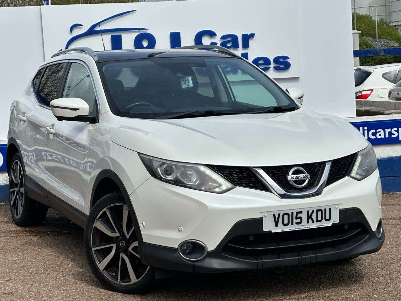 A 2015 NISSAN QASHQAI 1.6 dCi Tekna SUV 5dr Diesel Manual 4WD Euro 5 (s/s) (130 ps) GREAT SERVICE A 2015 NISSAN QASHQAI 1.6 dCi Tekna SUV 5dr Diesel Manual 4WD Euro 5 (s/s) (130 ps) GREAT SERVICE