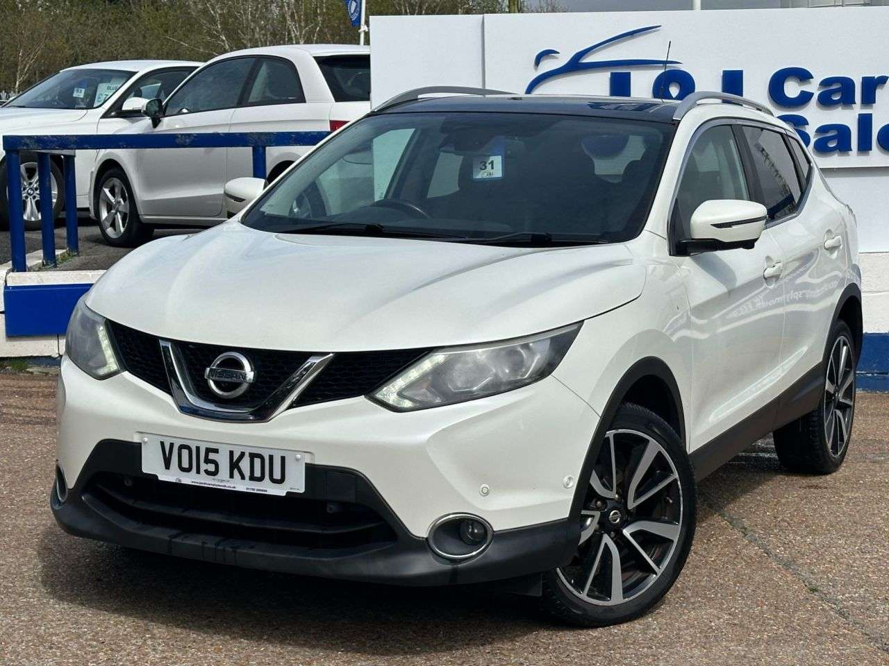 A 2015 NISSAN QASHQAI 1.6 dCi Tekna SUV 5dr Diesel Manual 4WD Euro 5 (s/s) (130 ps) GREAT SERVICE A 2015 NISSAN QASHQAI 1.6 dCi Tekna SUV 5dr Diesel Manual 4WD Euro 5 (s/s) (130 ps) GREAT SERVICE