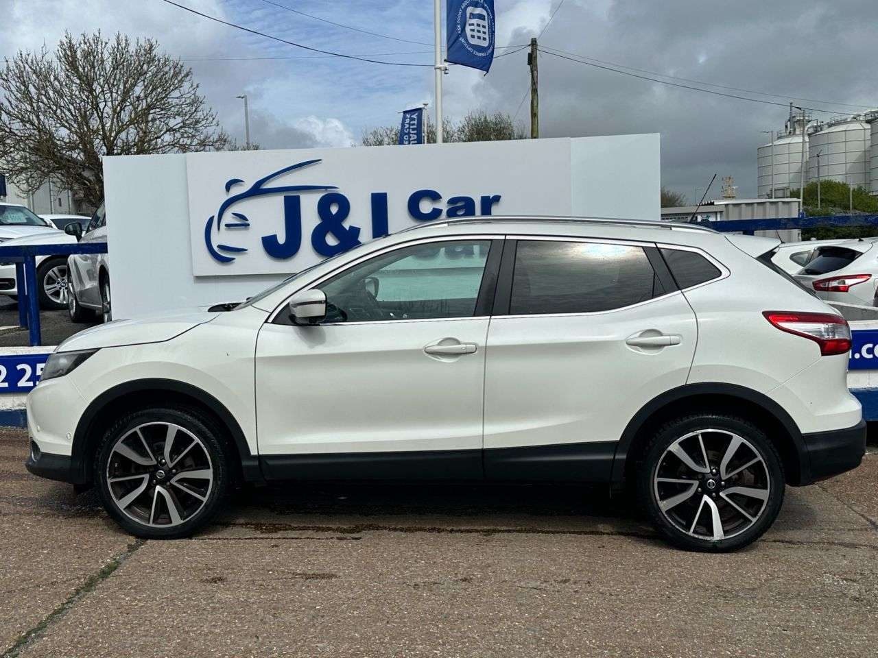 A 2015 NISSAN QASHQAI 1.6 dCi Tekna SUV 5dr Diesel Manual 4WD Euro 5 (s/s) (130 ps) GREAT SERVICE A 2015 NISSAN QASHQAI 1.6 dCi Tekna SUV 5dr Diesel Manual 4WD Euro 5 (s/s) (130 ps) GREAT SERVICE