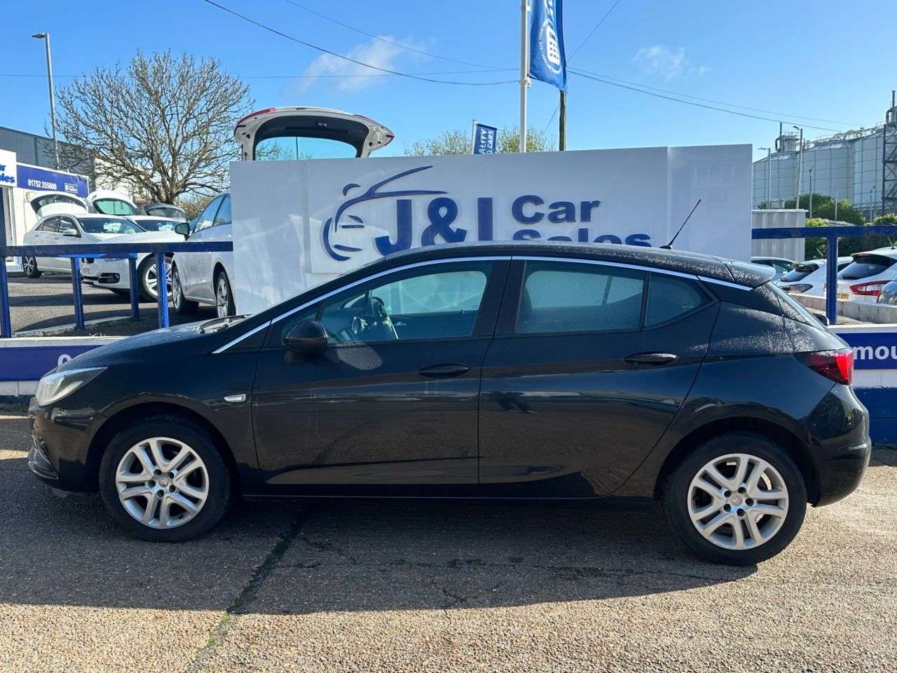 A 2016 VAUXHALL ASTRA 1.4i Design Hatchback 5dr Petrol Manual Euro 6 (100 ps) GREAT SERVICE HISTO A 2016 VAUXHALL ASTRA 1.4i Design Hatchback 5dr Petrol Manual Euro 6 (100 ps) GREAT SERVICE HISTO