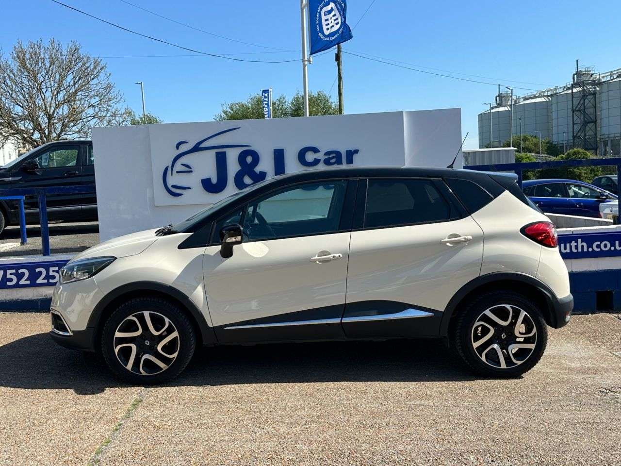 A 2016 RENAULT CAPTUR 1.5 dCi ENERGY Dynamique S Nav SUV 5dr Diesel Manual Euro 6 (s/s) (90 ps) G A 2016 RENAULT CAPTUR 1.5 dCi ENERGY Dynamique S Nav SUV 5dr Diesel Manual Euro 6 (s/s) (90 ps) G
