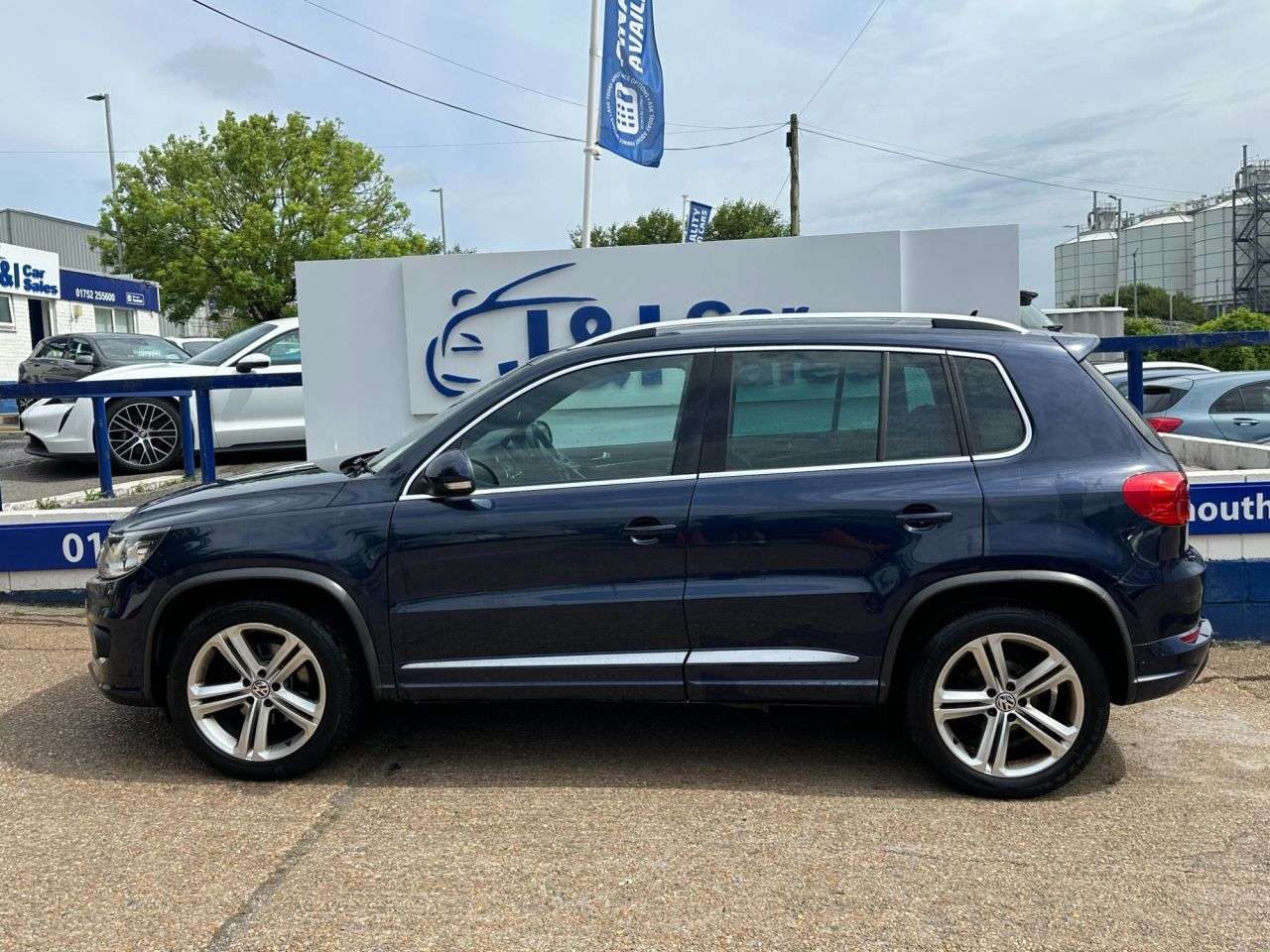 A 2013 VOLKSWAGEN TIGUAN 2.0 TDI BlueMotion Tech R-Line SUV 5dr Diesel DSG 4WD Euro 5 (s/s) (177 ps) A 2013 VOLKSWAGEN TIGUAN 2.0 TDI BlueMotion Tech R-Line SUV 5dr Diesel DSG 4WD Euro 5 (s/s) (177 ps)