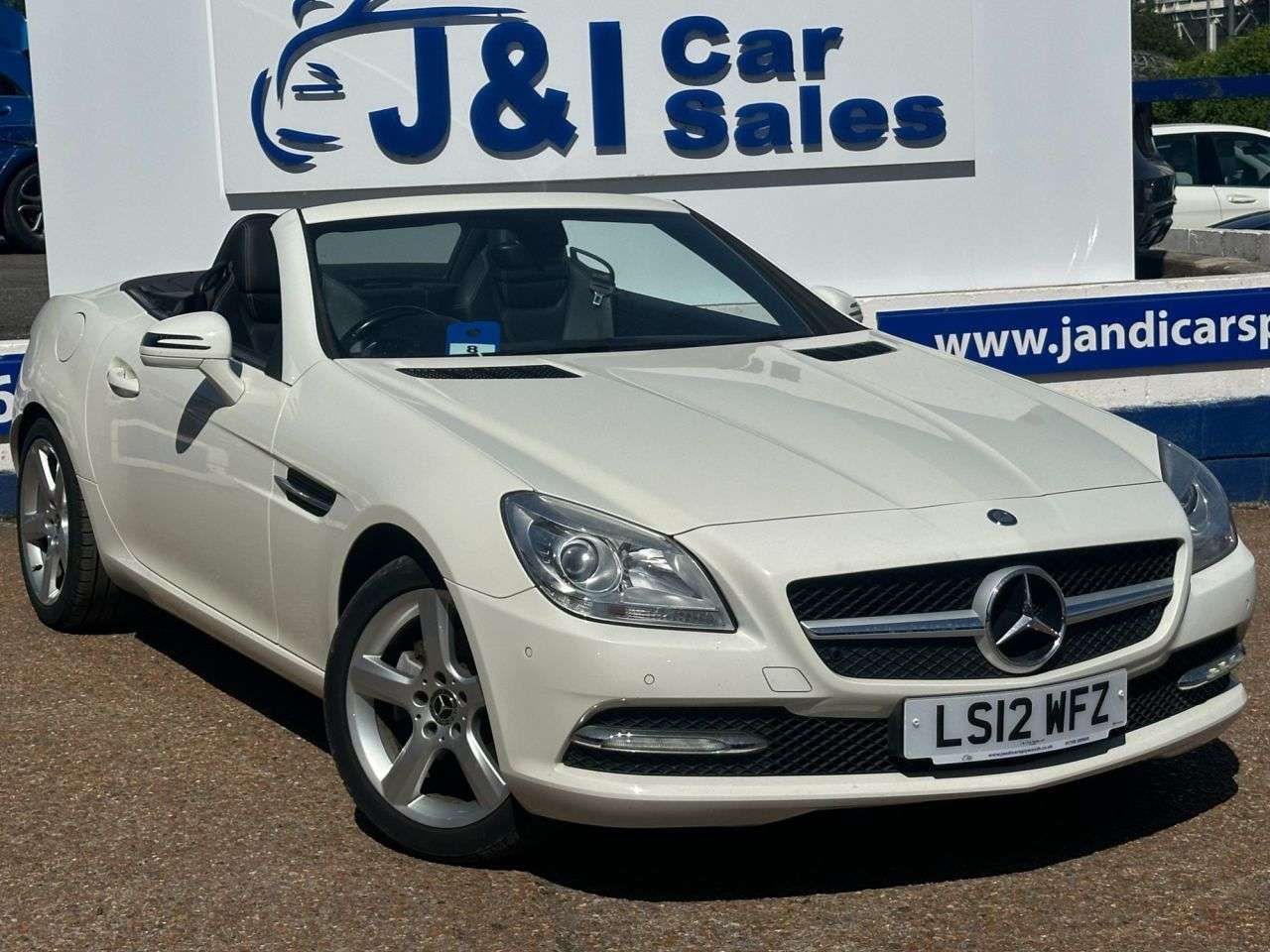 A 2012 MERCEDES-BENZ SLK 1.8 SLK200 BlueEfficiency Convertible 2dr Petrol G-Tronic+ Euro 5 (s/s) (18 A 2012 MERCEDES-BENZ SLK 1.8 SLK200 BlueEfficiency Convertible 2dr Petrol G-Tronic+ Euro 5 (s/s) (18