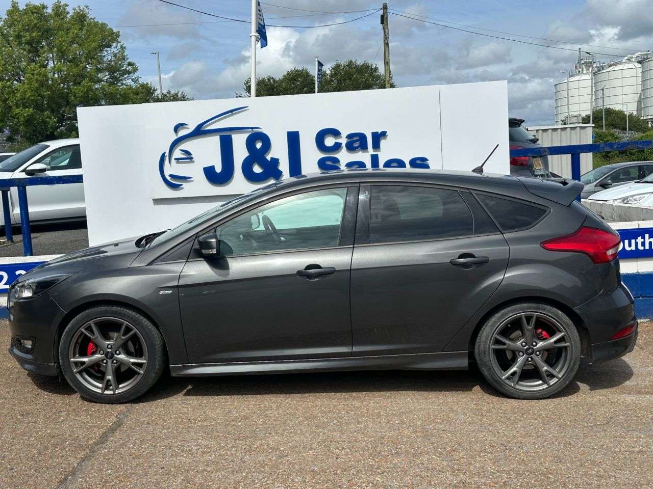 A 2017 FORD FOCUS 1.0T EcoBoost ST-Line X Hatchback 5dr Petrol Manual Euro 6 (s/s) (140 ps) G A 2017 FORD FOCUS 1.0T EcoBoost ST-Line X Hatchback 5dr Petrol Manual Euro 6 (s/s) (140 ps) G