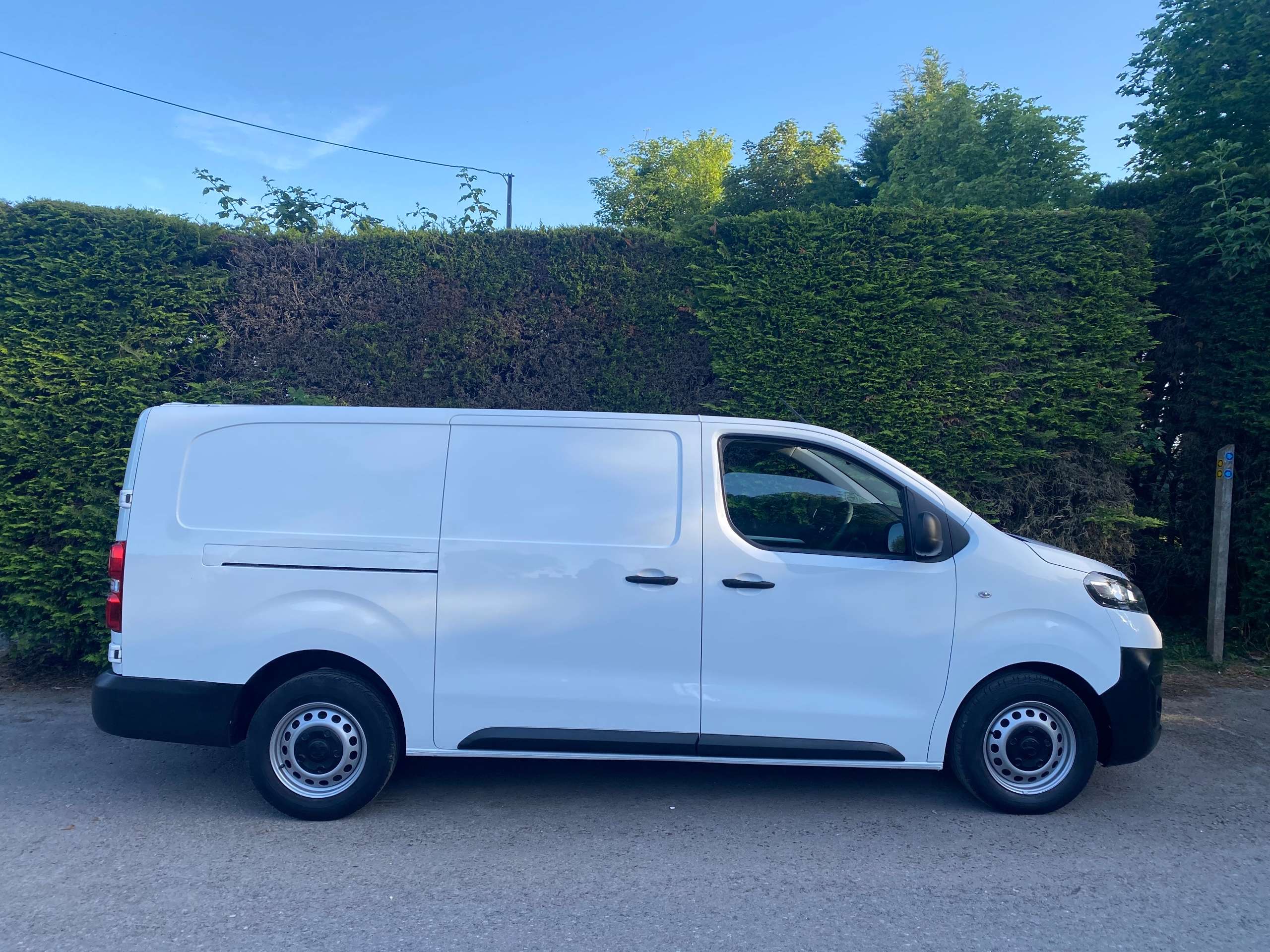 A 2021 VAUXHALL VIVARO 2900 Dynamic L2 H1 100 ps van + vat A 2021 VAUXHALL VIVARO 2900 Dynamic L2 H1 100 ps van + vat