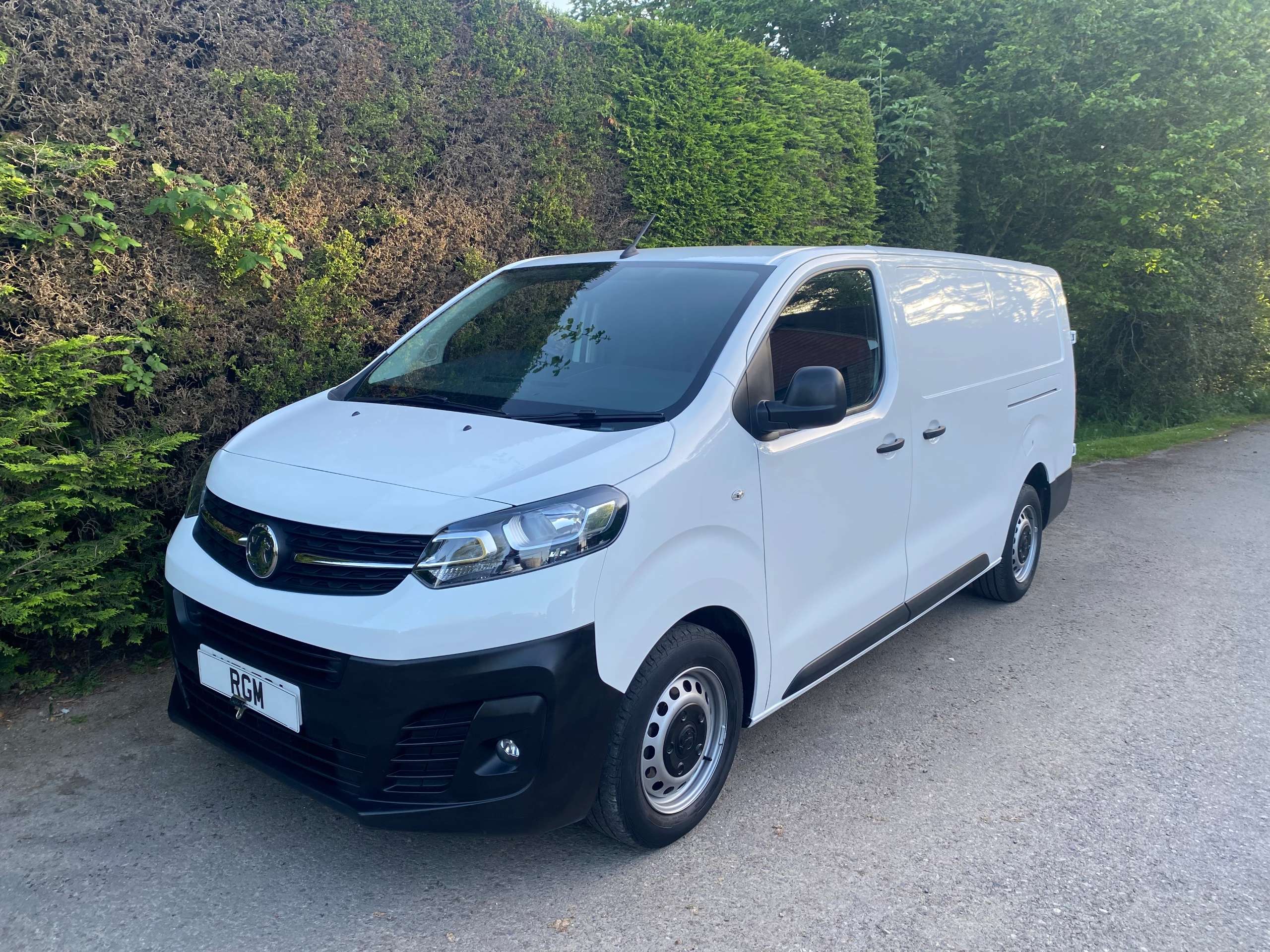 A 2021 VAUXHALL VIVARO 2900 Dynamic L2 H1 100 ps van + vat A 2021 VAUXHALL VIVARO 2900 Dynamic L2 H1 100 ps van + vat