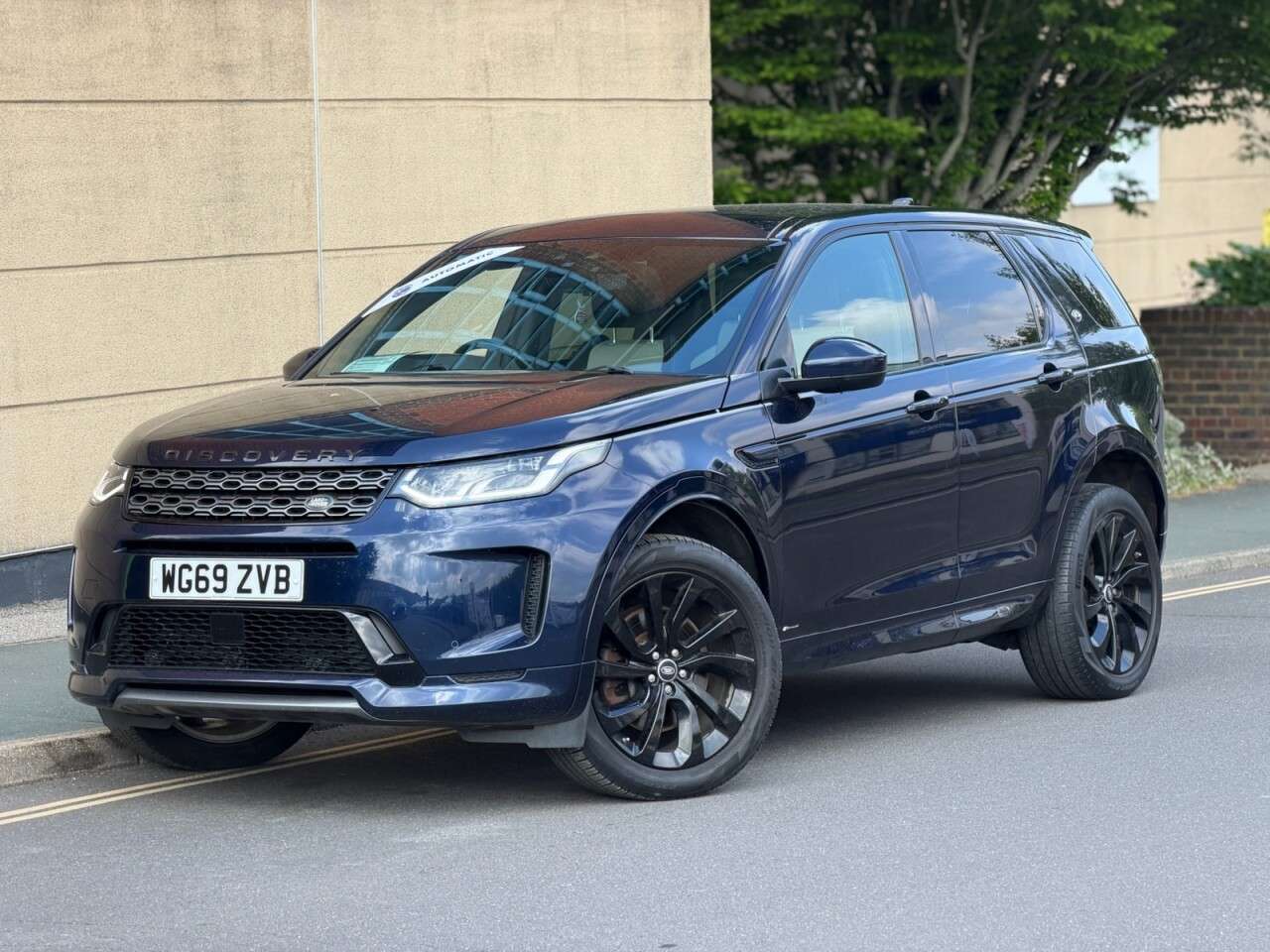 A 2020 LAND ROVER DISCOVERY SPORT 2.0 D240 MHEV R-Dynamic HSE SUV 5dr Diesel Auto 4WD Euro 6 (s/s) (240 ps) S A 2020 LAND ROVER DISCOVERY SPORT 2.0 D240 MHEV R-Dynamic HSE SUV 5dr Diesel Auto 4WD Euro 6 (s/s) (240 ps) S