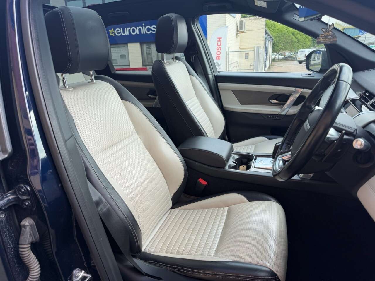 A 2020 LAND ROVER DISCOVERY SPORT 2.0 D240 MHEV R-Dynamic HSE SUV 5dr Diesel Auto 4WD Euro 6 (s/s) (240 ps) S A 2020 LAND ROVER DISCOVERY SPORT 2.0 D240 MHEV R-Dynamic HSE SUV 5dr Diesel Auto 4WD Euro 6 (s/s) (240 ps) S